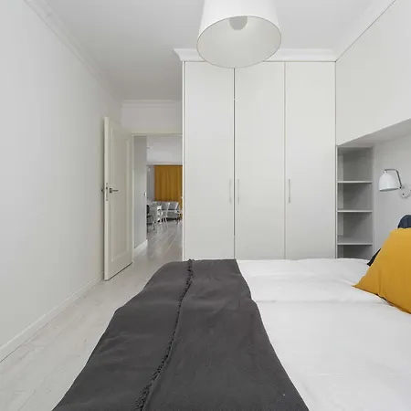 Family With Large Balcony And 2 Parking Spaces By Renters *