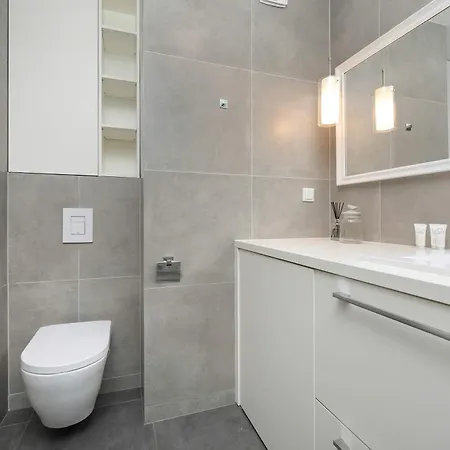 Family With Large Balcony And 2 Parking Spaces By Renters アパート