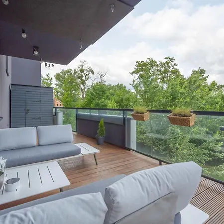 Family With Large Balcony And 2 Parking Spaces By Renters アパート