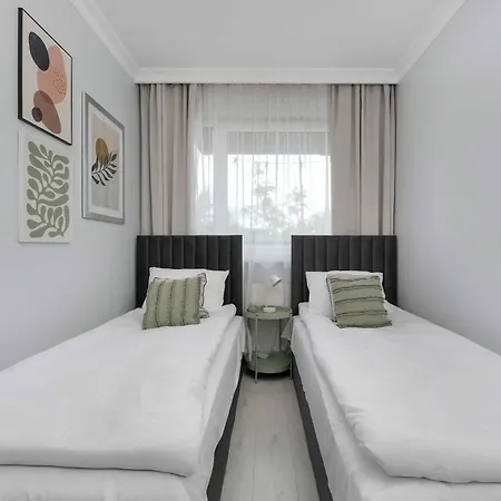 アパート Family With Large Balcony And 2 Parking Spaces By Renters ヴロツワフ